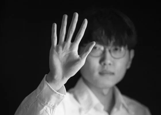 想到这里，她不得不强压住心底的怒火，冷声道：老太太，我也看出来了，你这是闲的没事耍我们玩对吧？既然你觉得我们高攀不上你，那我们走总可以了吧？萧老太太点点头：最好赶紧走，不然我马上就报警。